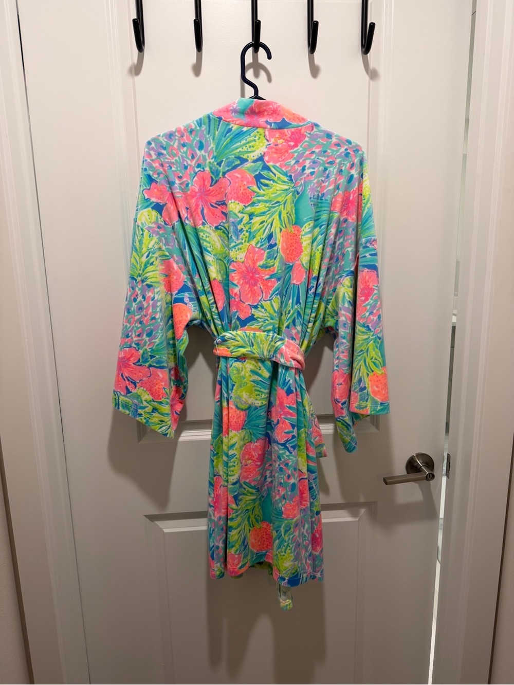Lilly Pulitzer- Elaine Velour Robe Gecko Green Tiger Sunrise - Picture 2 of 3